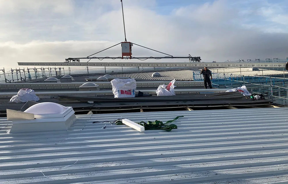 Flach geneigtes Dach mit verlegten Sandwichpaneelen während der Bauphase.