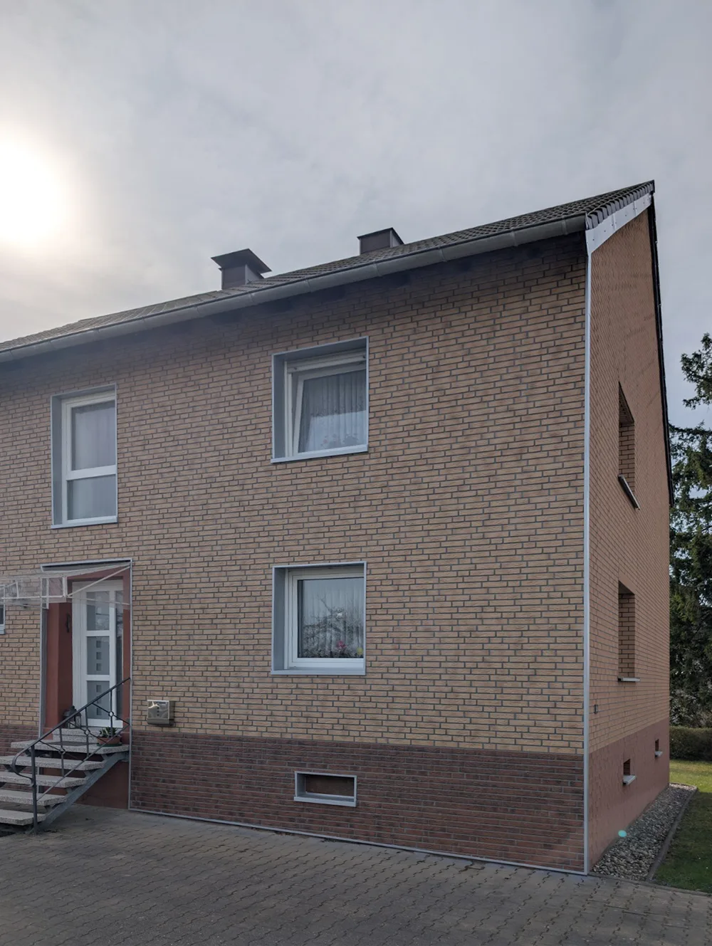 Sanierte Klinkerfassade mit Zierer Fassadenelementen an Einfamilienhaus in Zweibrücken – EHF System Seitenansicht rechts