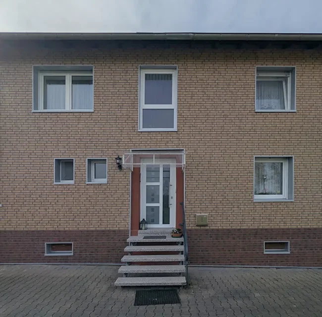 Fassadensanierung Einfamilienhaus in Zweibrücken mit Zierer Fassadenelementen in Klinkeroptik – moderne EHF Fassade Frontansicht