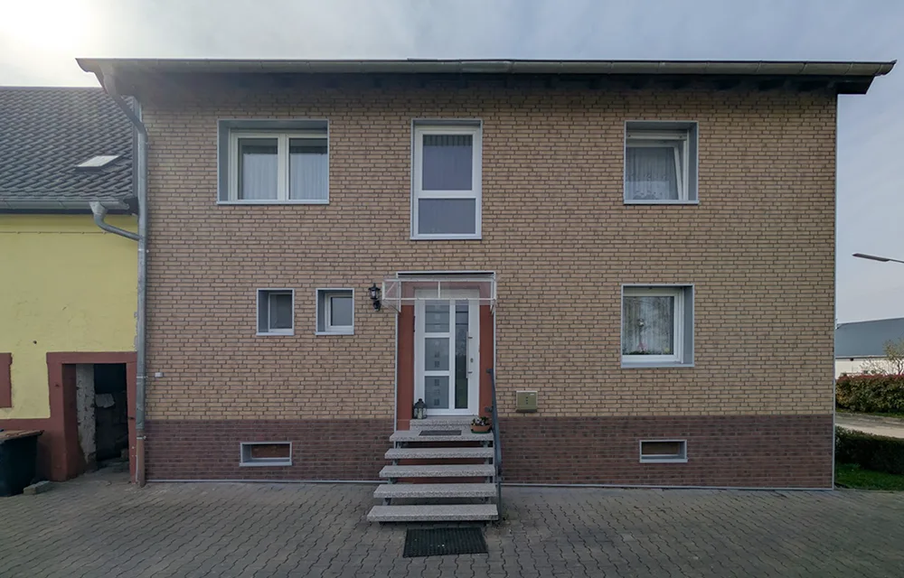 Fassadensanierung Einfamilienhaus in Zweibrücken mit Zierer Fassadenelementen in Klinkeroptik – moderne EHF Fassade Frontansicht