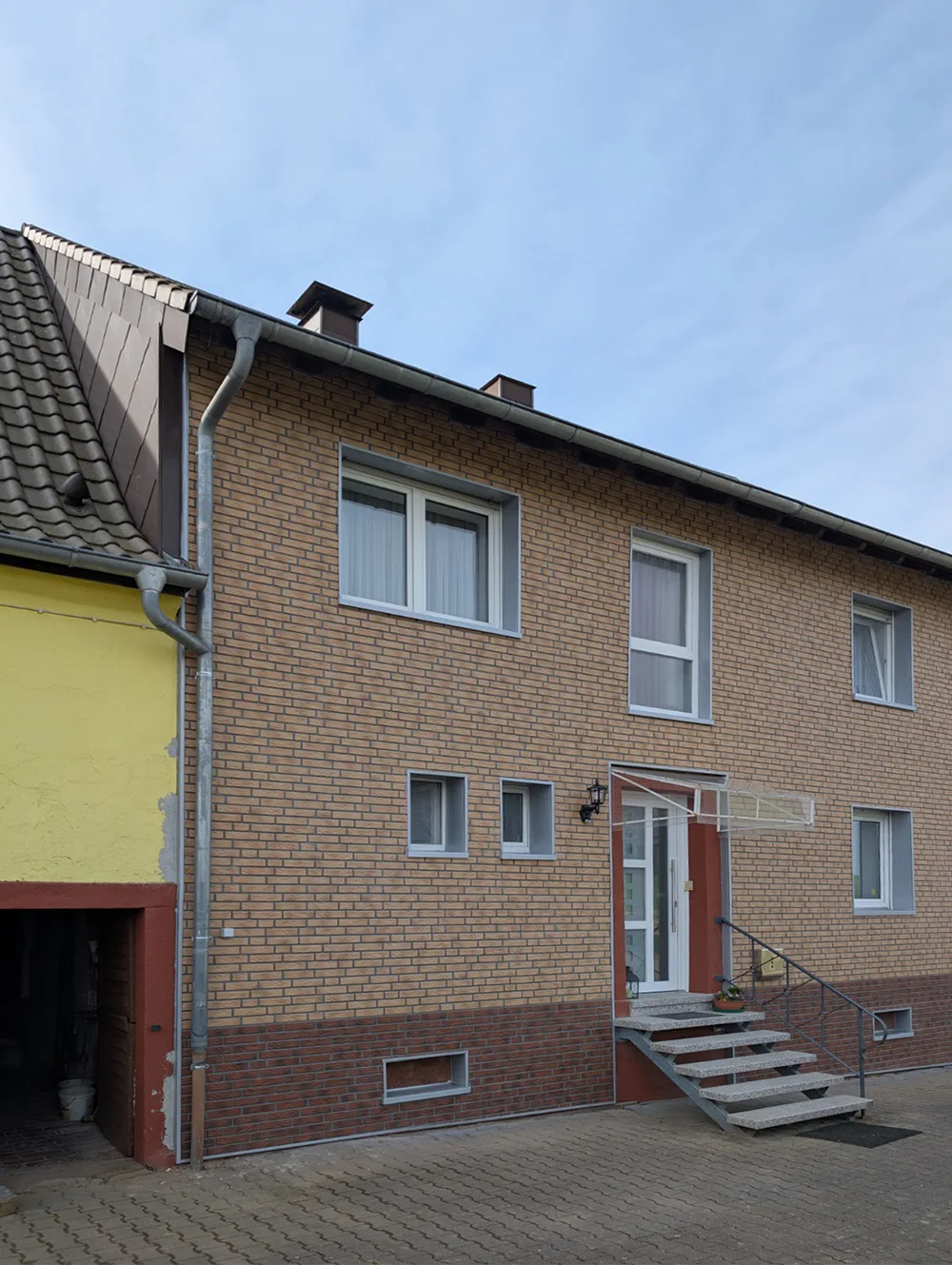 EHF Fassadensanierung mit Zierer Klinkerfassadenelementen – Einfamilienhaus in Zweibrücken mit modernisiertem Eingangsbereich