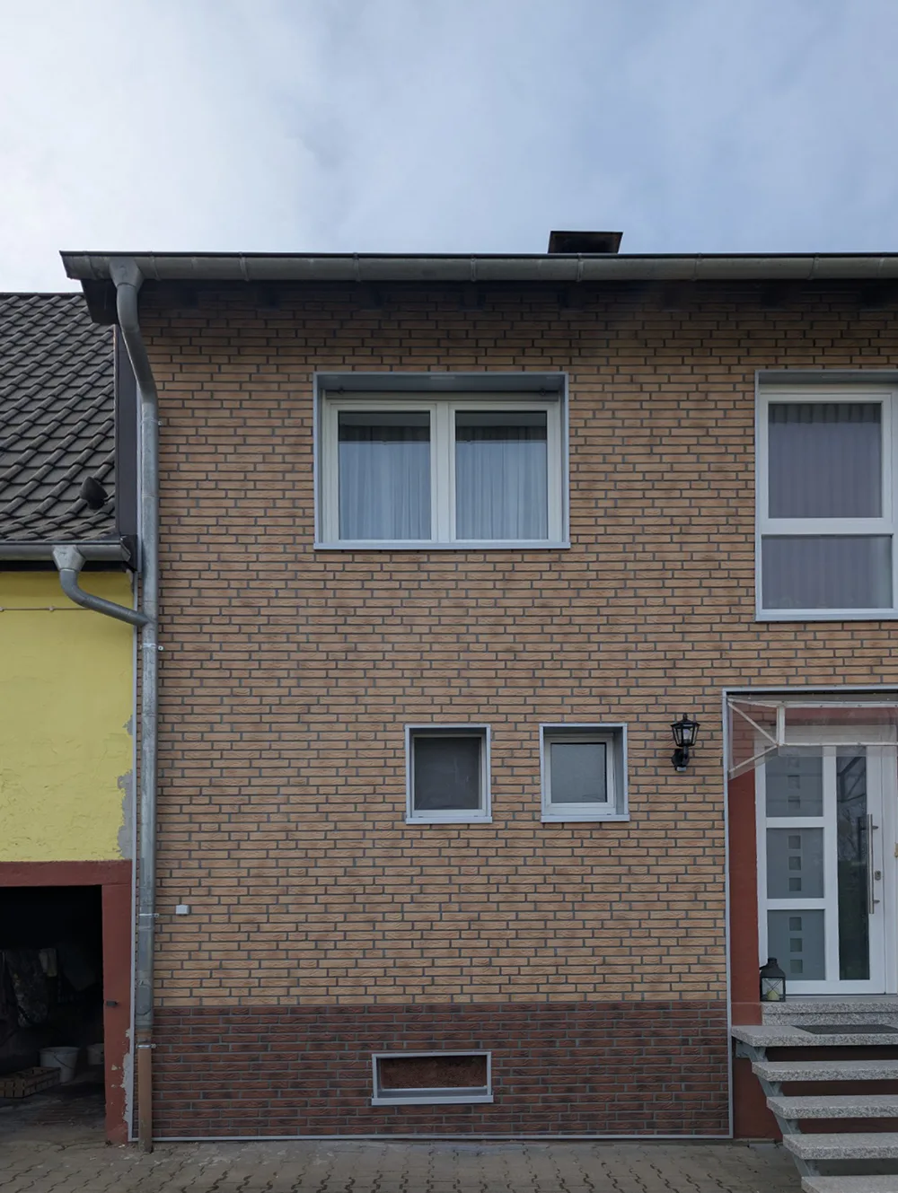 Klinkerfassade mit Zierer Fassadenelementen – Detail Fenster und Mauerwerk bei Fassadensanierung EFH in Zweibrücken